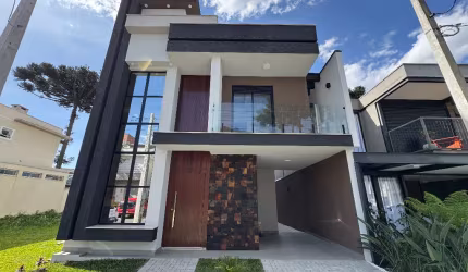 Sobrado triplex 4 quartos (uma suite) em condominio no Umbará