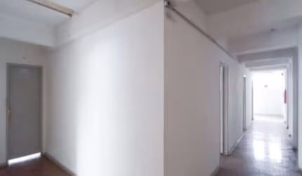 Prédio Comércial com  800m² distribuídos em 3 andares com 3 banheiros, 16 salas, terraço, copa e recepção no térreo