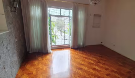 Sobrado em Pinheiros de frente à escadaria da Vila Madalena