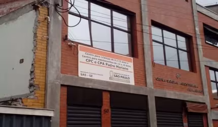 Prédio comercial na Aclimação.