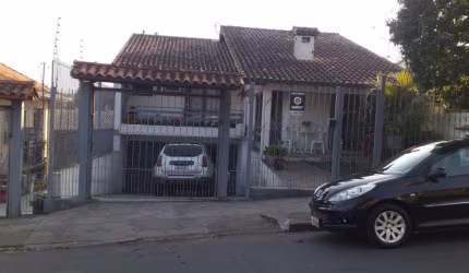 Excelente casa com 2 pavimentos, 04 dormitórios sendo 01 suite com sacada, amplo Living com 02 ambientes, 03 banheiros , garagem para 03 carros, piscina , terreno murado medindo 10 x 33