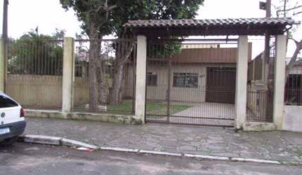 Casa no Bairro IPANEMA com 144 m2, 4 dormitórios, sala de estar/ sala de jantar, Conceito Aberto. Cozinha, churrasqueira e lareira, banheiro social, lavabo, Banheiro auxiliar, Garagem tres veiculos, L