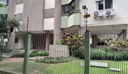 Cobertura mobiliada, com 02 dormitórios, sala, cozinha, banheiro, lavabo, área de serviços, terraço com piscina, churrasqueira , 4 Split e um box de estacionamento escriturado.