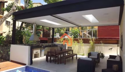Belissima casa de alto padrão, aconcehegante e cercada pela tranquilidade e natureza que só Niterói pode oferecer!!!