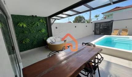 Casa finamente decorada,estilo contemporaneo localizada no inicio da praia de Piratininga, poucos metros do mar.  Decoração impecavel.
