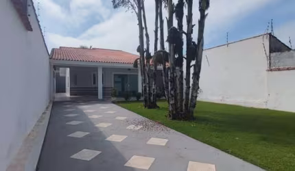 CASA EM TERRENO INTEIRO 3 QUARTOS SUÍTE A 1 QUADRA DO MAR ITANHAÉM SP