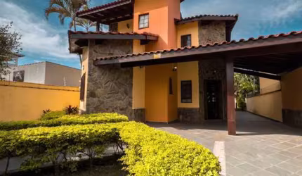 CASA ESPETACULAR A 100M DO MAR! 4 QUARTOS, PISCINA E AMPLO TERRENO 559M²
