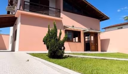 LINDA CASA EM LOCAL PRIVILEGIADO! AMPLO TERRENO 350M² 5 QUARTOS ITANHAEM SP