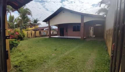 CASA DE ESQUINA 2 QUARTOS AMPLO GRAMADO LADO PRAIA ITANHAÉM/SP