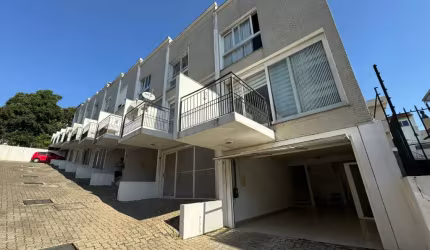 Linda casa em condomínio pequeno
