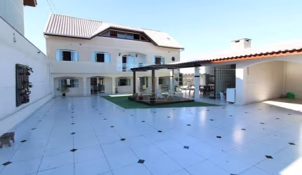 Casa de Alto Padrão à Venda em Curitiba - 7 Banheiros - 500m² - Campo Comprido