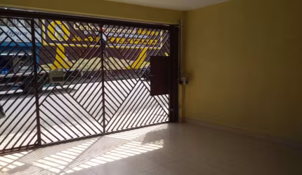 Sobrado à Venda com 3 quartos, 2 banheiros, 2 vagas e 204m² por R$ 675.000
