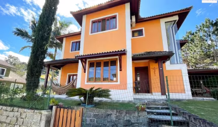 Oportunidade Única! Belíssima Casa Duplex em Condomínio Fechado – Teresópolis/RJ