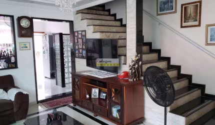 Lindo sobrado com 3 dorms, Centro, SV - R$ 900 mil