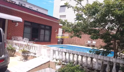 Casa isolada com piscina, três dormit, duas salas, 4 vagas