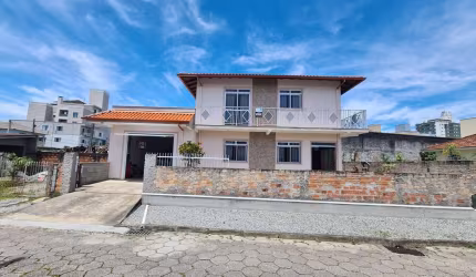 Casa Dois Pavimentos Com Amplo Terreno - Excelente Localização (Ponte do Imaruim) Palhoça/SC