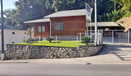 Linda Casa com Amplo Terreno no Centro de Santo Amaro da Imperatriz/SC: NÃO FINANCIA!