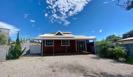 Linda Casa com Edícula Gourmet e Piscina em Região Praiana de Palhoça/SC!