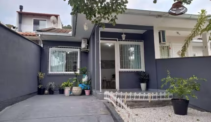 Excelente Casa Geminada com Móveis Planejados e Área Gourmet: São Sebastião, Palhoça/SC!