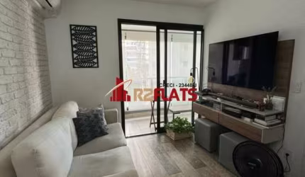 Flat com ótimo preço no bairro Campo Belo. Confira!