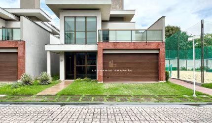Casa duplex em condomínio de luxo no Eusébio; 3 suítes, 4 vagas e lazer completo.