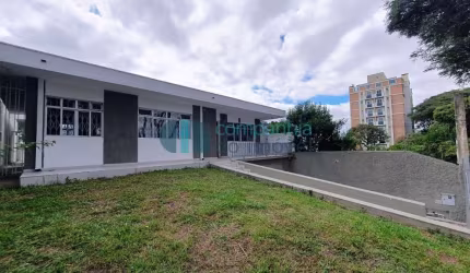 Casa averbada, Guabirotuba, com amplo terreno