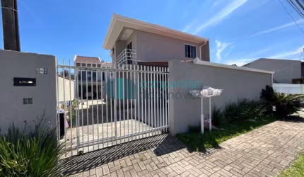 Sobrado à Venda no Xaxim, com 3 Quartos