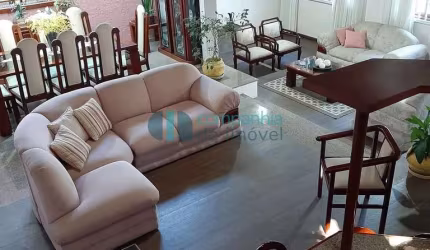 Casa à Venda, amplo terreno com quarto no térreo