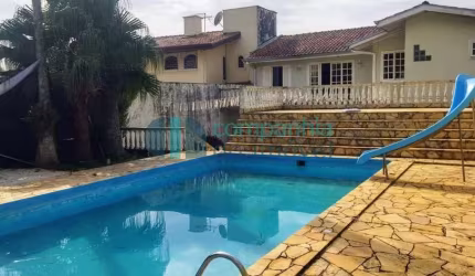 Sobrado à Venda, Frente para Rua no Guabirotuba