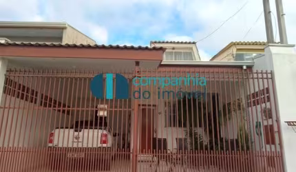 Casa com átco de frente para a rua