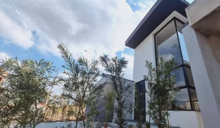 Residencia com 3 suítes, piscina com borda infinita, gourmet, salas  à venda no Condomínio Una. Possui 216,00m²
