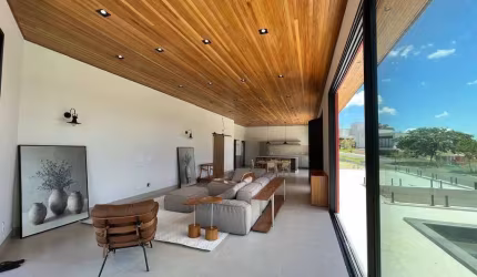Vivencie momentos incríveis nesta casa parcialmente mobiliada e com vista livre para a Serra do Japi e com 4 suítes.