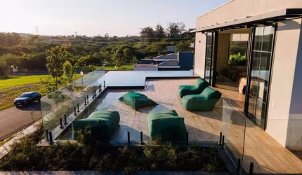 Exuberante casa à venda totalmente mobiliada, com sauna, lareira, piscina e muito mais