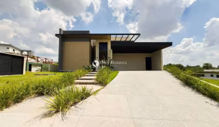 Casa térrea com 3 suítes, escritório, área gourmet completa junto a uma piscina com prainha e redário