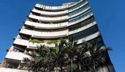 Localização espetacular- a passos da praça. Prédio exclusivo- com total privacidade- apartamento