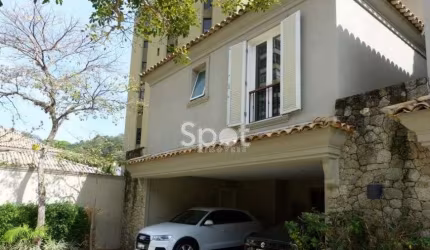 LINDA CASA EM CONDOMÍNIO - RUA TRANQUILA E ARBORIZADA.