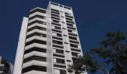 Completamente ensolarada- Imenso living com pé direito duplo. Cobertura com ares de casa. Em préd