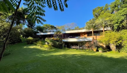 Exclusiva casa de alto padrão em rua fechada com portões, privativa, monitorada e segura 24 horas.