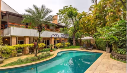 Casa em Condomínio Fechado com 5 Suítes.