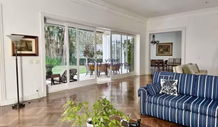 Casa de Alto Padrão: Conforto e Exclusividade em frente a Praça Vinicius de Moraes. 754m², 4 suites.