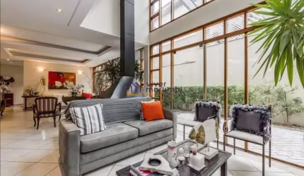 Casa à Venda em Rua Fechada na Cidade Jardim