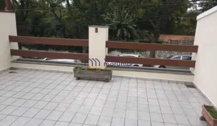 Sobrado em excelente localização com amplo comércio no entorno !