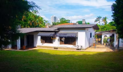 Casa térrea em rua fechada no Butantã