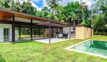 Casa de Condomínio com 5 Quartos,sendo 5 suítes/ 8 banheiros/ 734 Mts²/ Térrea / Piscina/ALTO PADRÃO