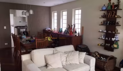 Ótima casa, com uma ampla planta, bem localizada, com churrasqueira e jardim