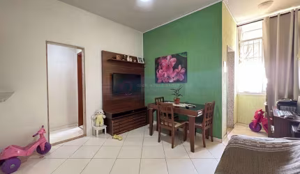 À Venda apartamento com dois quartos reformado no Barreto!!!
