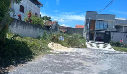 Terreno em Camboinhas com 180m2 , com 7, 50  de frente , em ótima localização próximo do mar.