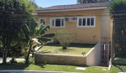Casa duplex com 4 quartos sendo 1 suíte em Condomínio fechado
