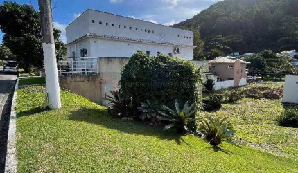 Terreno plano no condomínio Sítio Santo Antônio, 390m²