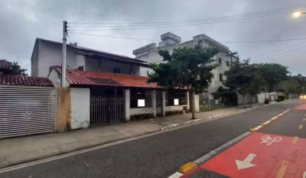 Casa Duplex com excelente preço atrás do Grand Marche em Piratininga. Precisando de reforma